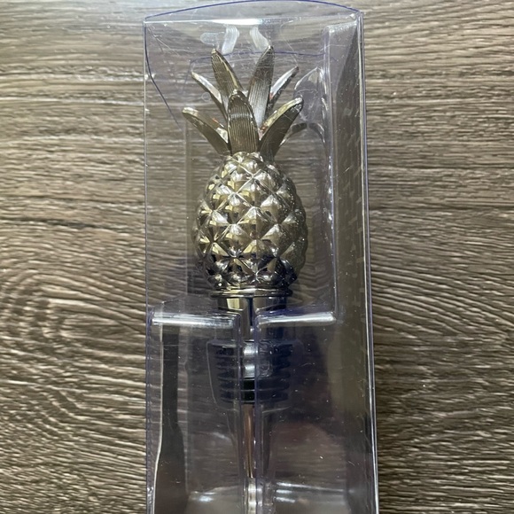 New in box Gold & Silver Pineapple wine bottle stoppers sold separately - Picture 6 of 11